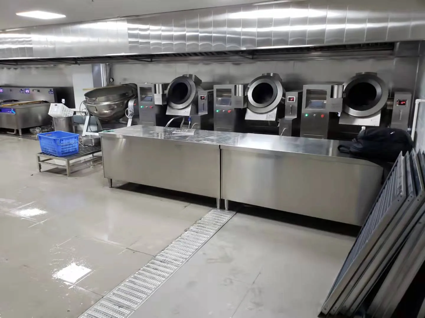 How wok hei is created in cooking robots: heating, temperature control and tossing